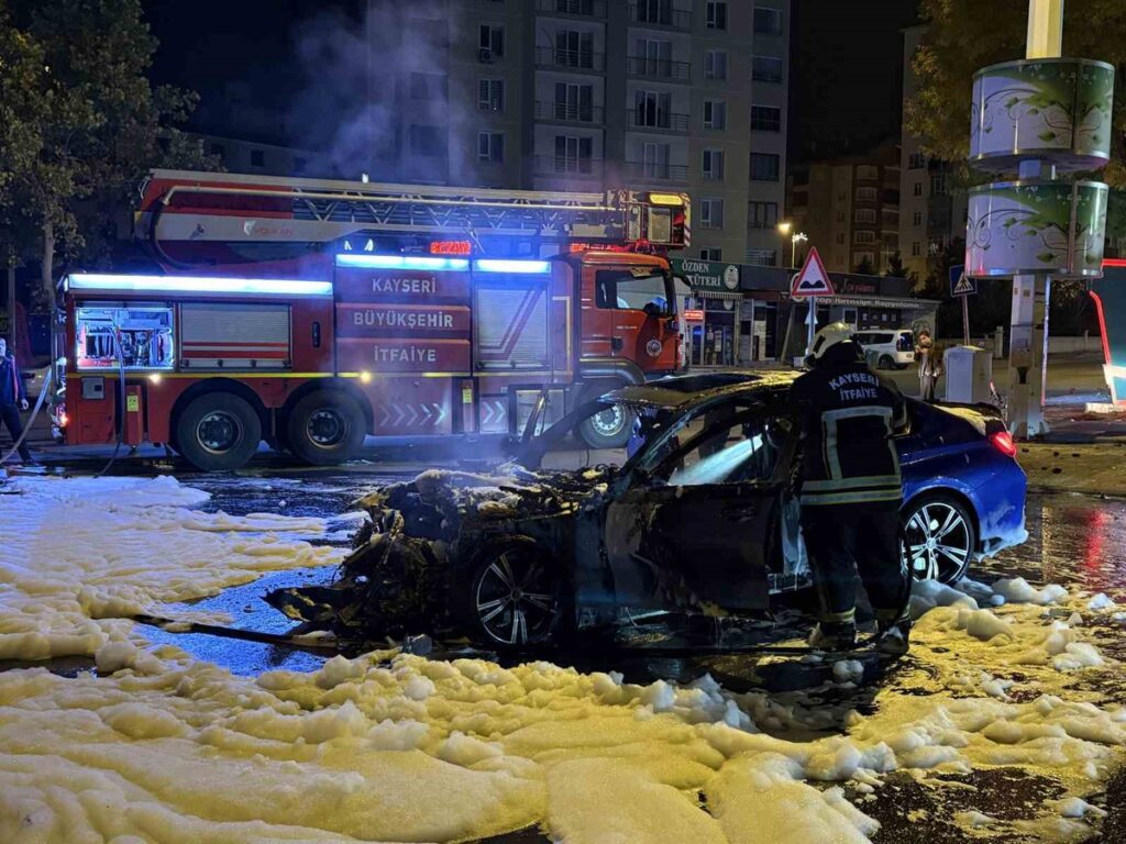 Kayseri Talas’ta park halindeki otomobile çarpan araç alev aldı, biri ağır 2 yaralı