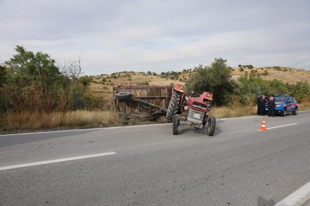 Nevşehir Alacaşar’da devrilen römorkta ikisi çocuk 3 kişi yaralandı.