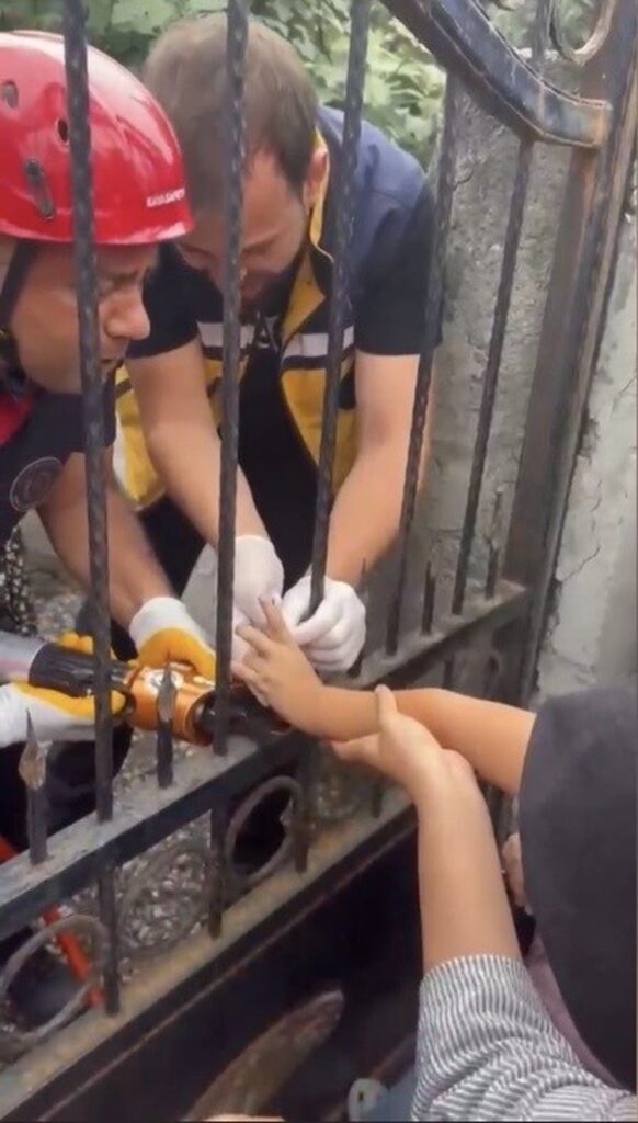 Osmaniye’de parmağı korkuluğa saplanan çocuğu itfaiye zarar vermeden kurtardı